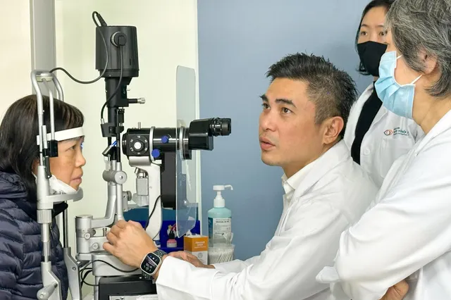 Chuyên gia tiến hành hội chẩn ca bệnh phức tạp.