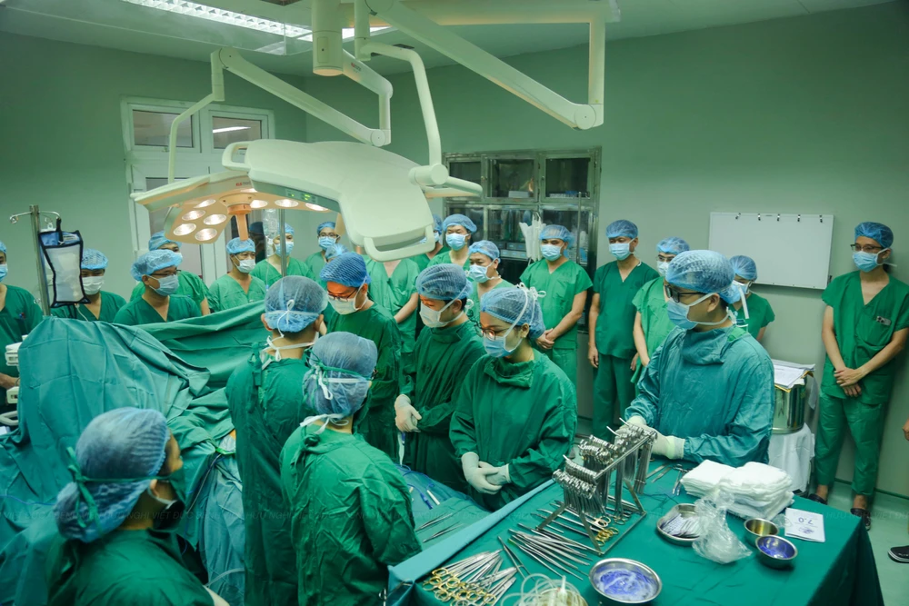 Các y bác sỹ mặc niệm người hiến tạng.